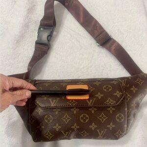 Cute brown waist bag or use as bun bag.  Excellent condition